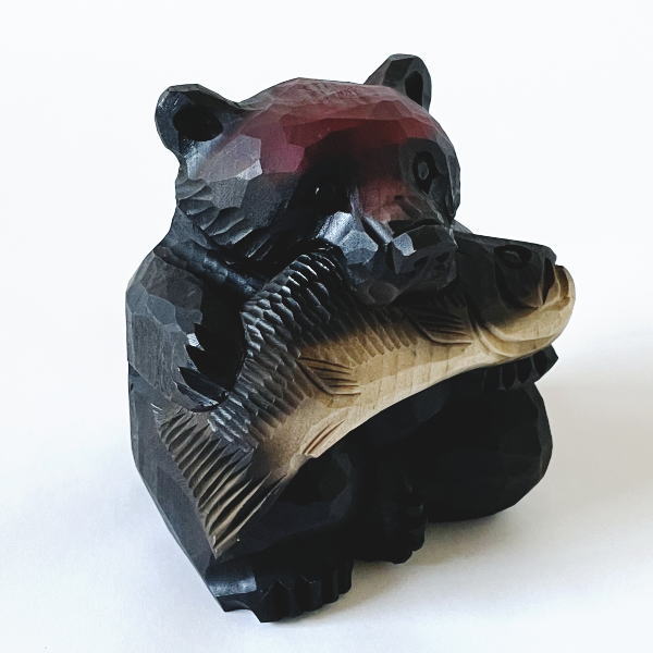 楽天市場】送料無料 木彫りの鮭をくわえた お座り熊の置物 利作 着色