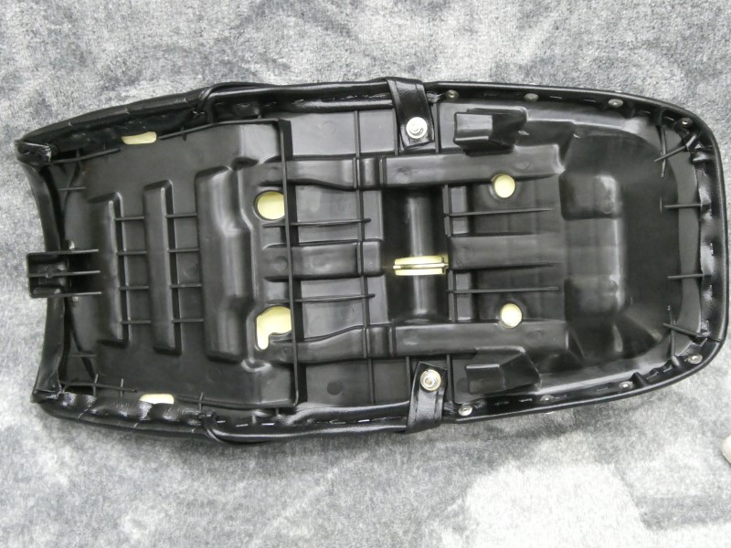 楽天市場】NC31 鋲打ち 黒皮 タックロールシート / CB400SF