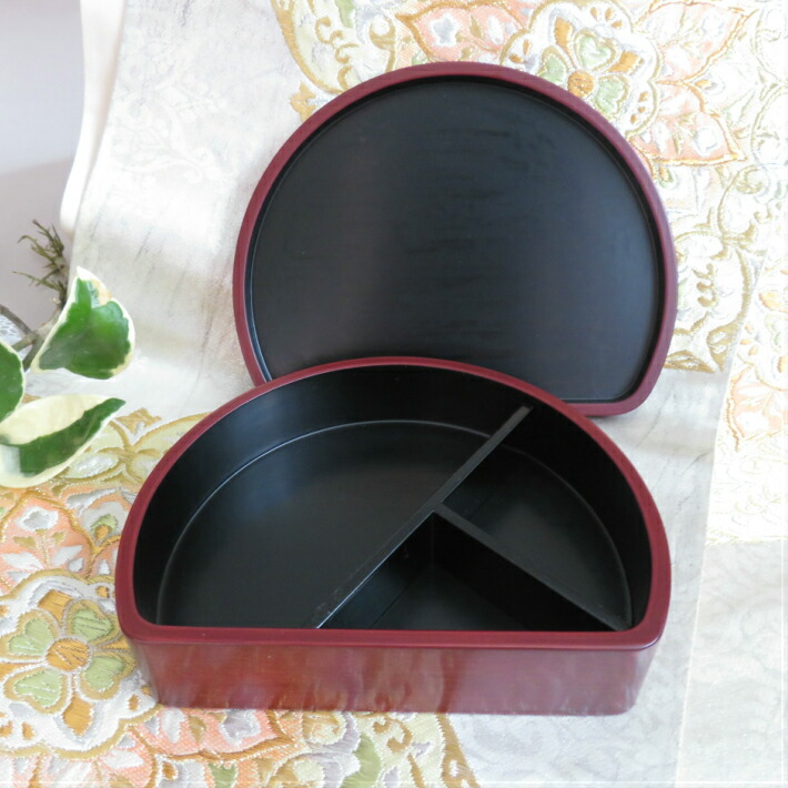 楽天市場】鎌倉彫 弁当箱 半月 キッチン用品 食器 木製 漆塗り 松 老松