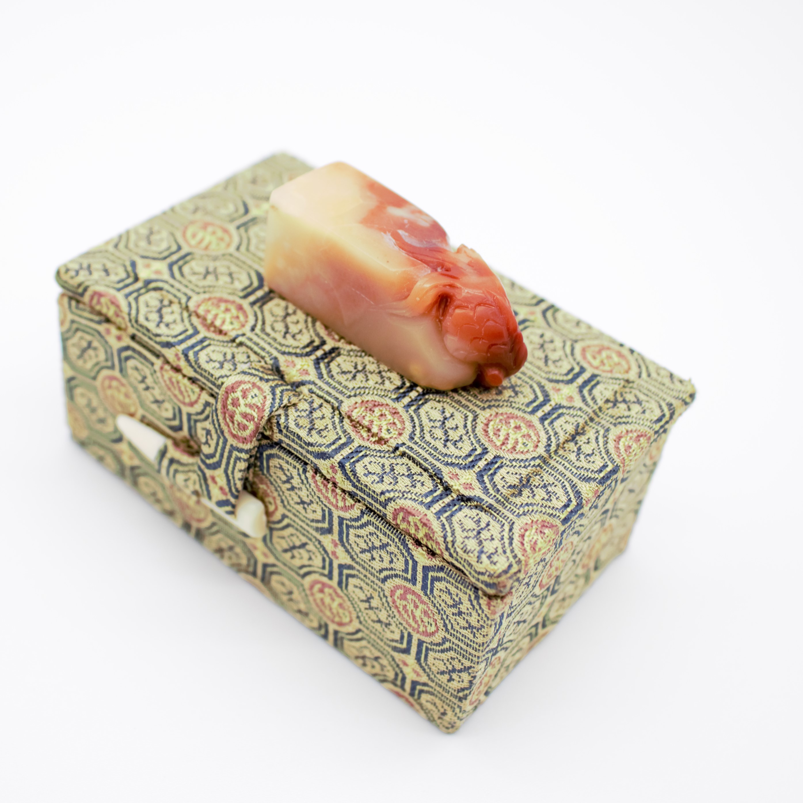 楽天市場】篆刻用印材 『寿山石印材・金魚鈕』 鈕付 金魚 錦箱入り 石