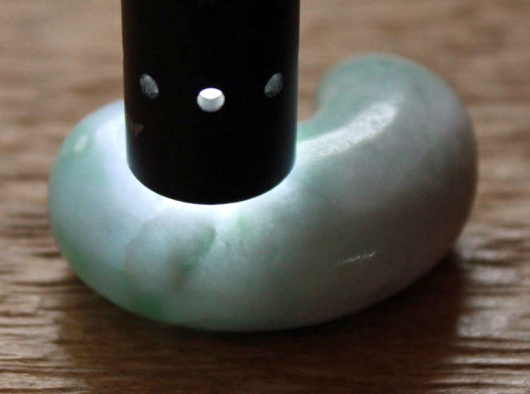 楽天市場】糸魚川翡翠勾玉 M04094豊翠 作38.5mm*25mm*14mm : 糸魚川