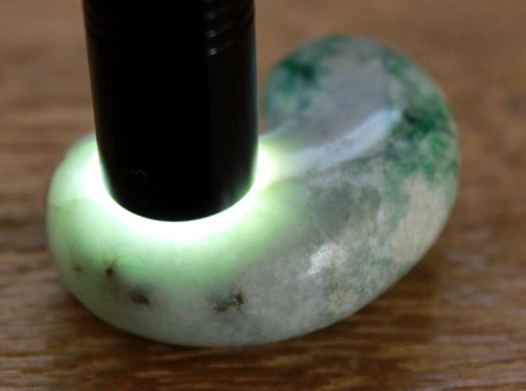 楽天市場】糸魚川翡翠大勾玉 M04900豊翠 作44mm*28.5mm*16mm : 糸魚川