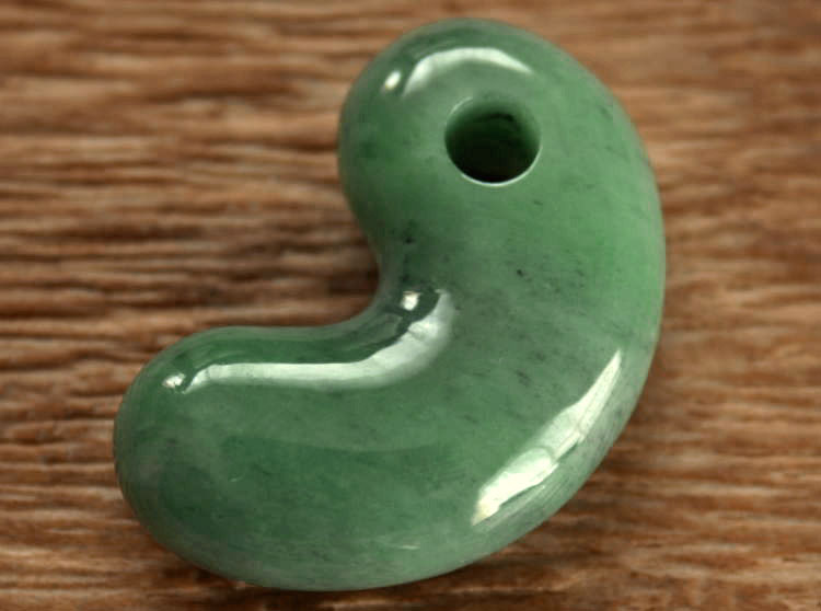 楽天市場】糸魚川翡翠勾玉 M05566元粋 作36mm*23mm*11mm : 糸魚川