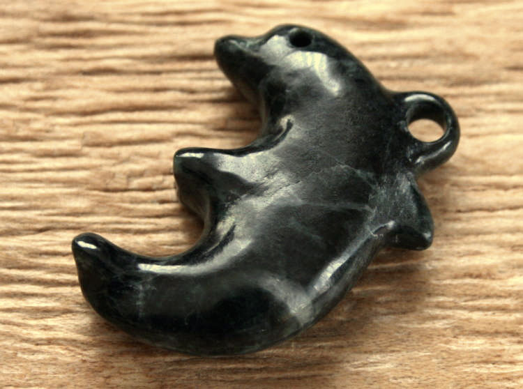 楽天市場】糸魚川黒翡翠イルカ勾玉 M07438豊翠 作31.5mm*25mm*8mm