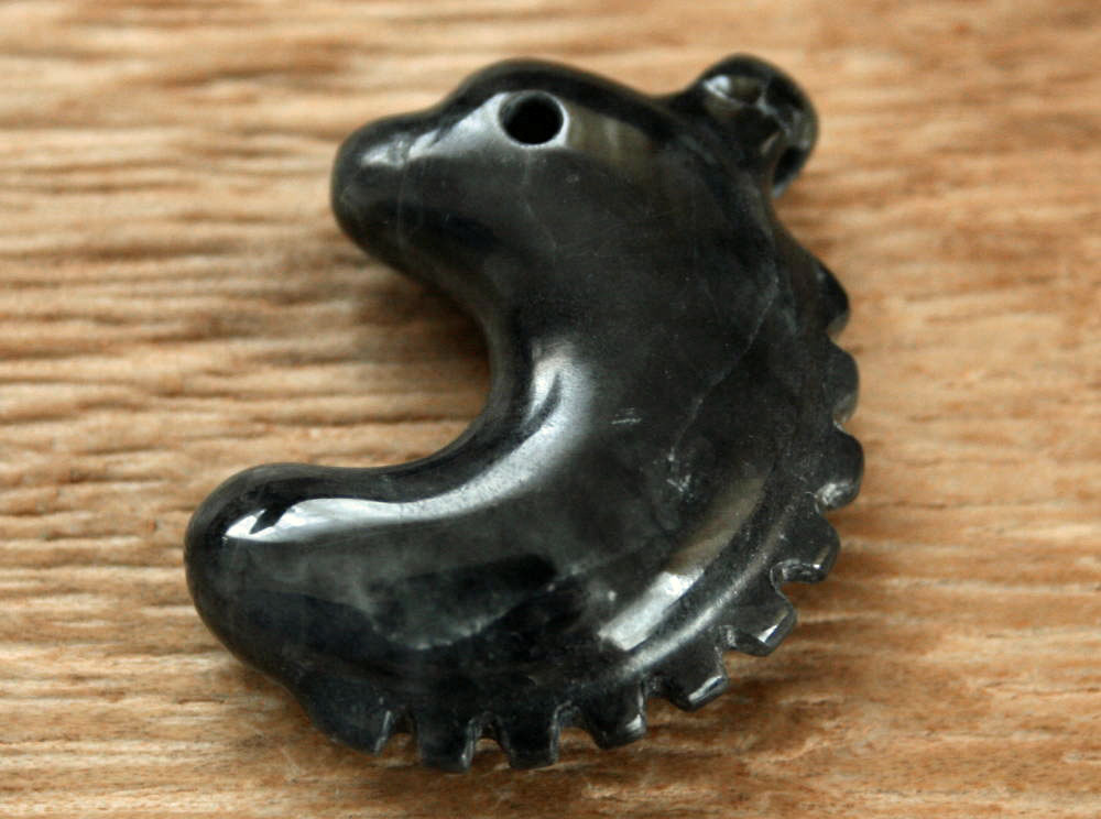 楽天市場】糸魚川黒翡翠異形勾玉 M08425 豊翠 作 37mm*26mm*10mm