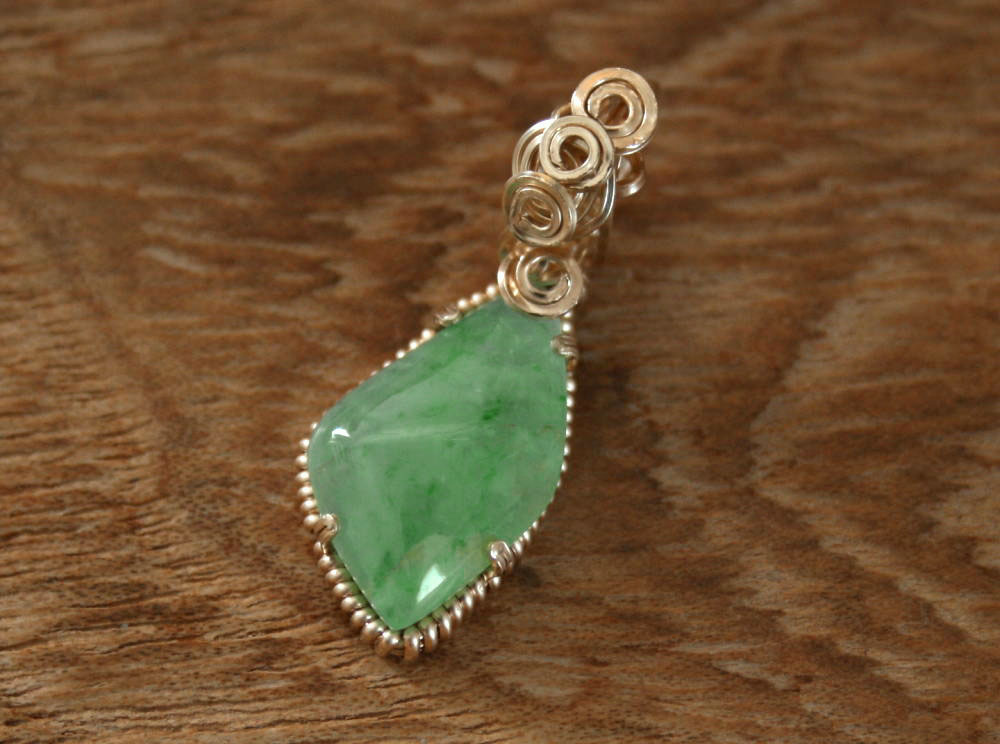 楽天市場】糸魚川翡翠勾玉 M04525和工房 作29mm*20mm*12mm : 糸魚川