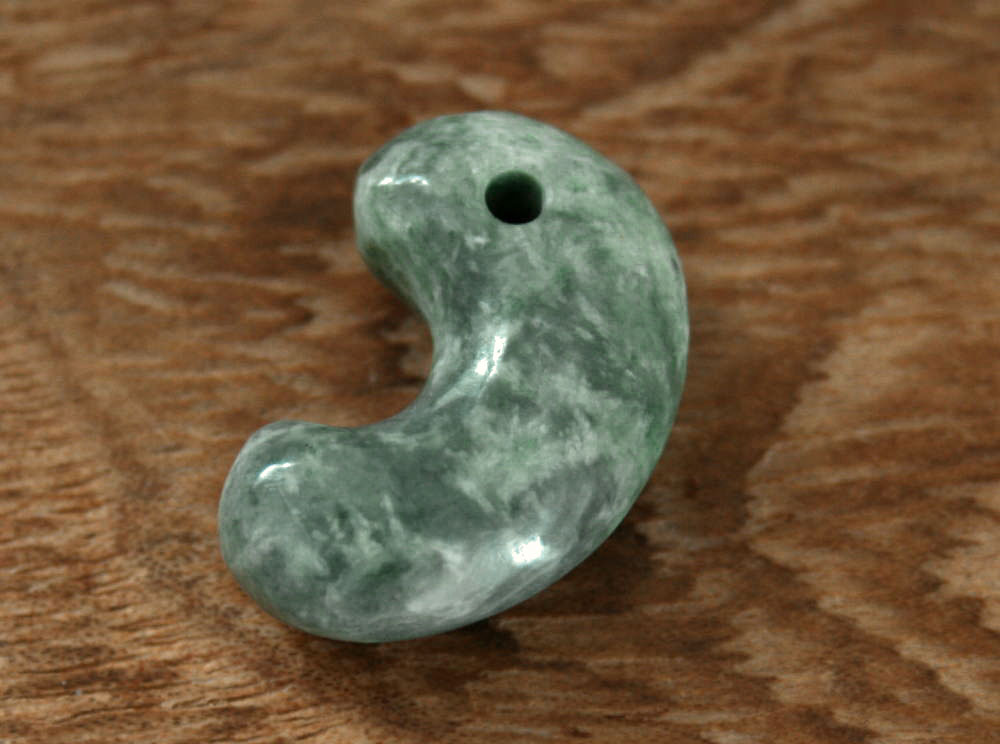 天然石 糸魚川 翡翠 ヒスイ 勾玉 ③ 翡翠(ヒスイ) 勾玉 糸魚川ひすい 天然石 22mm 桐箱入り 日本製