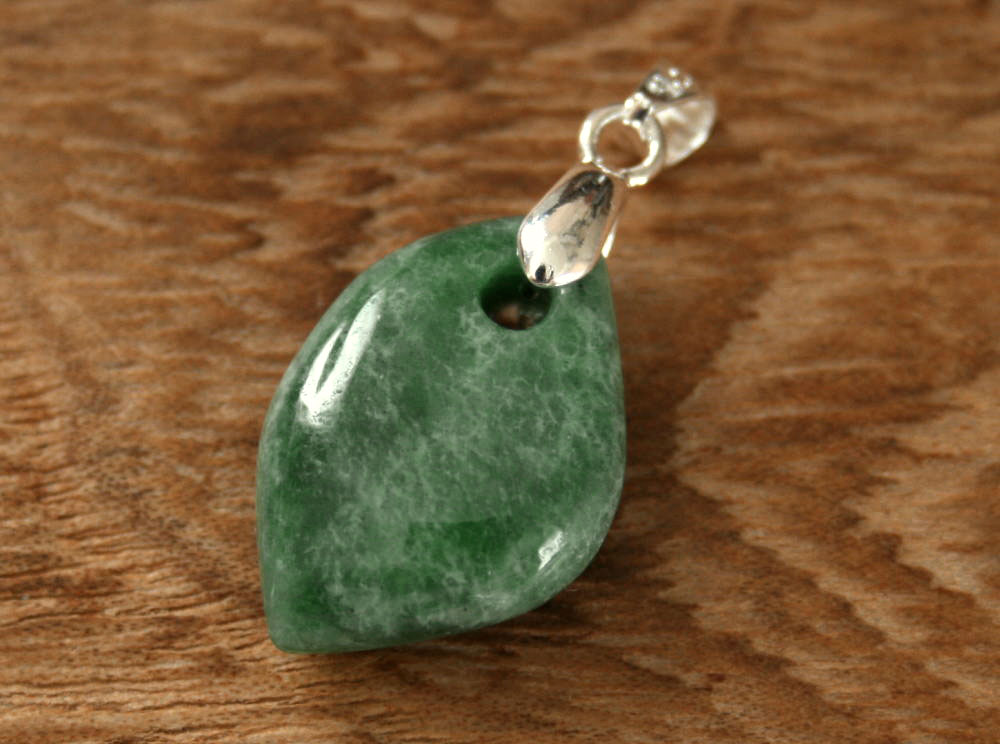 楽天市場】糸魚川翡翠ペンダントトップ P00205『日本ヒスイ鉱業 制作