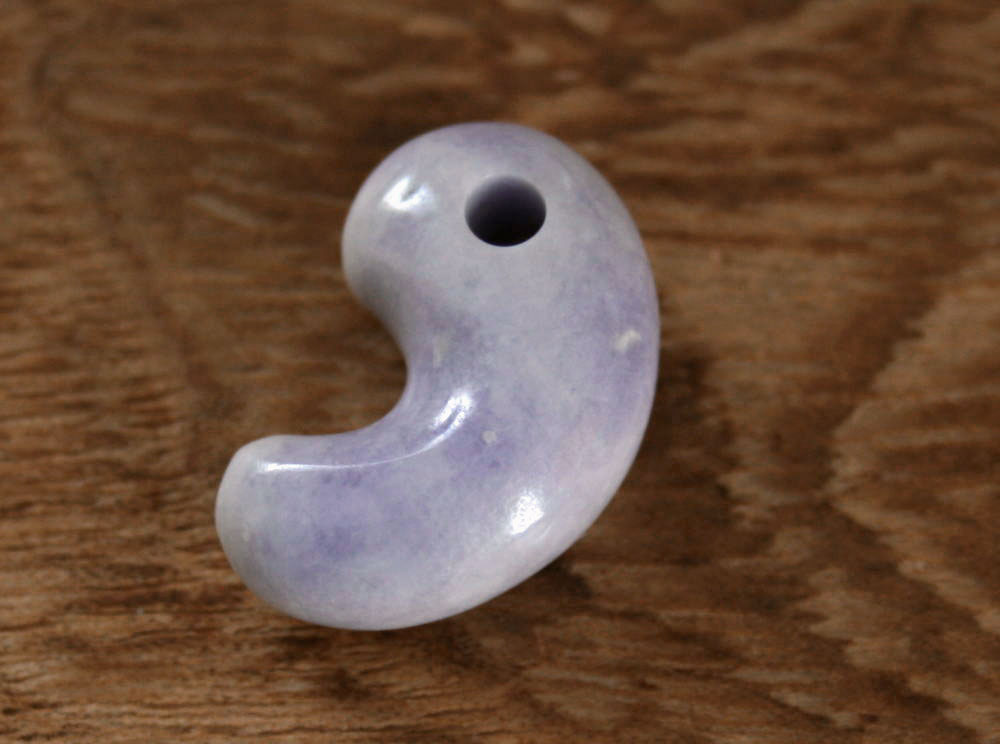 楽天市場】糸魚川翡翠勾玉 M04094豊翠 作38.5mm*25mm*14mm : 糸魚川