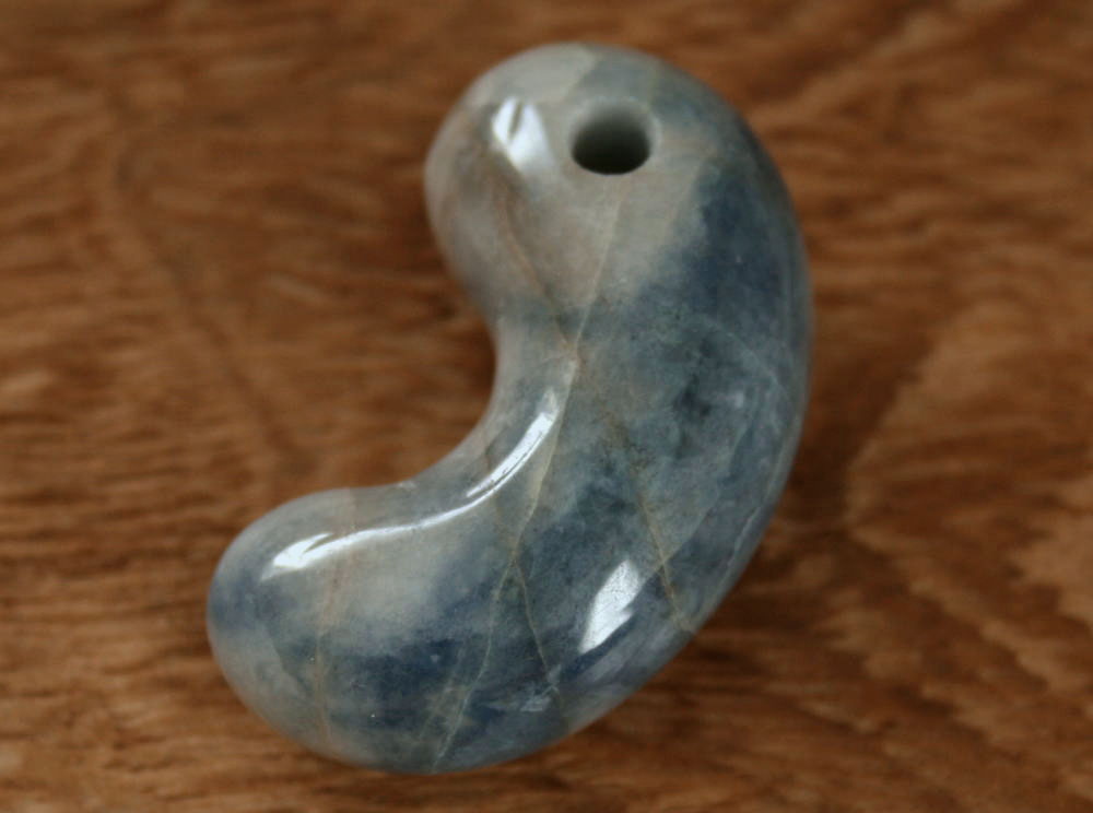 楽天市場】糸魚川翡翠勾玉 M04094豊翠 作38.5mm*25mm*14mm : 糸魚川