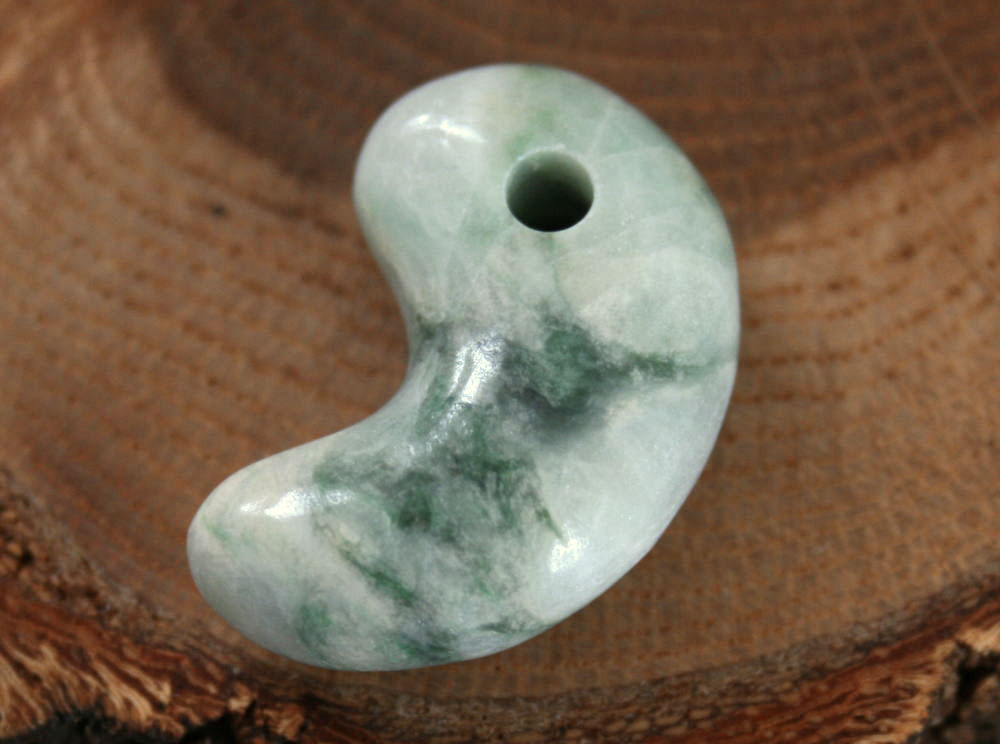 糸魚川翡翠　勾玉　和装小物　根付　鑑賞　お守り　天然無処理ヒスイ 数量限定】糸魚川産ひすい勾玉（小） 桐箱入り【新潟県 翡翠 ヒスイ