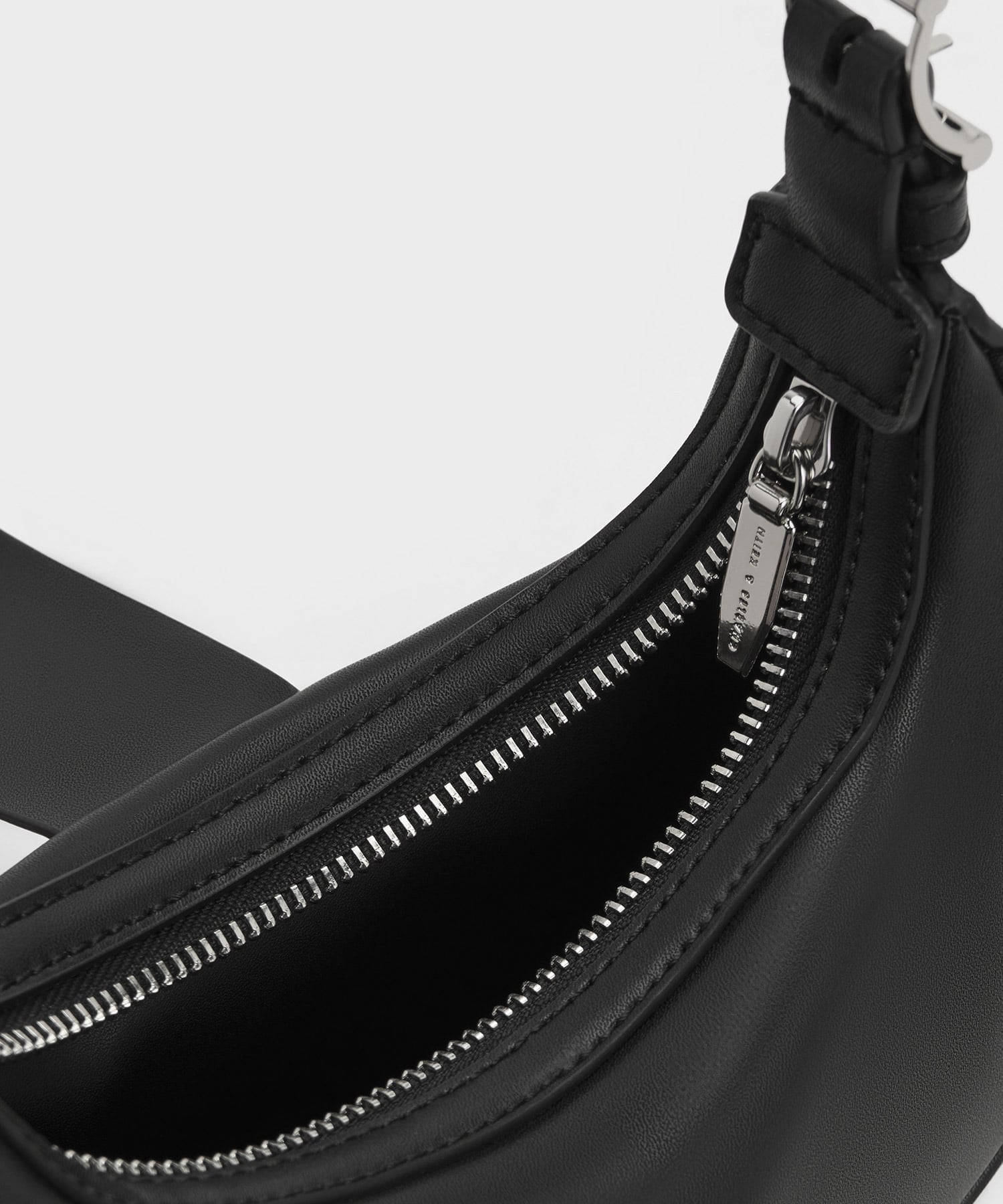 CHARLES & KEITH｜トライアングルバックル ベルトショルダーバッグ