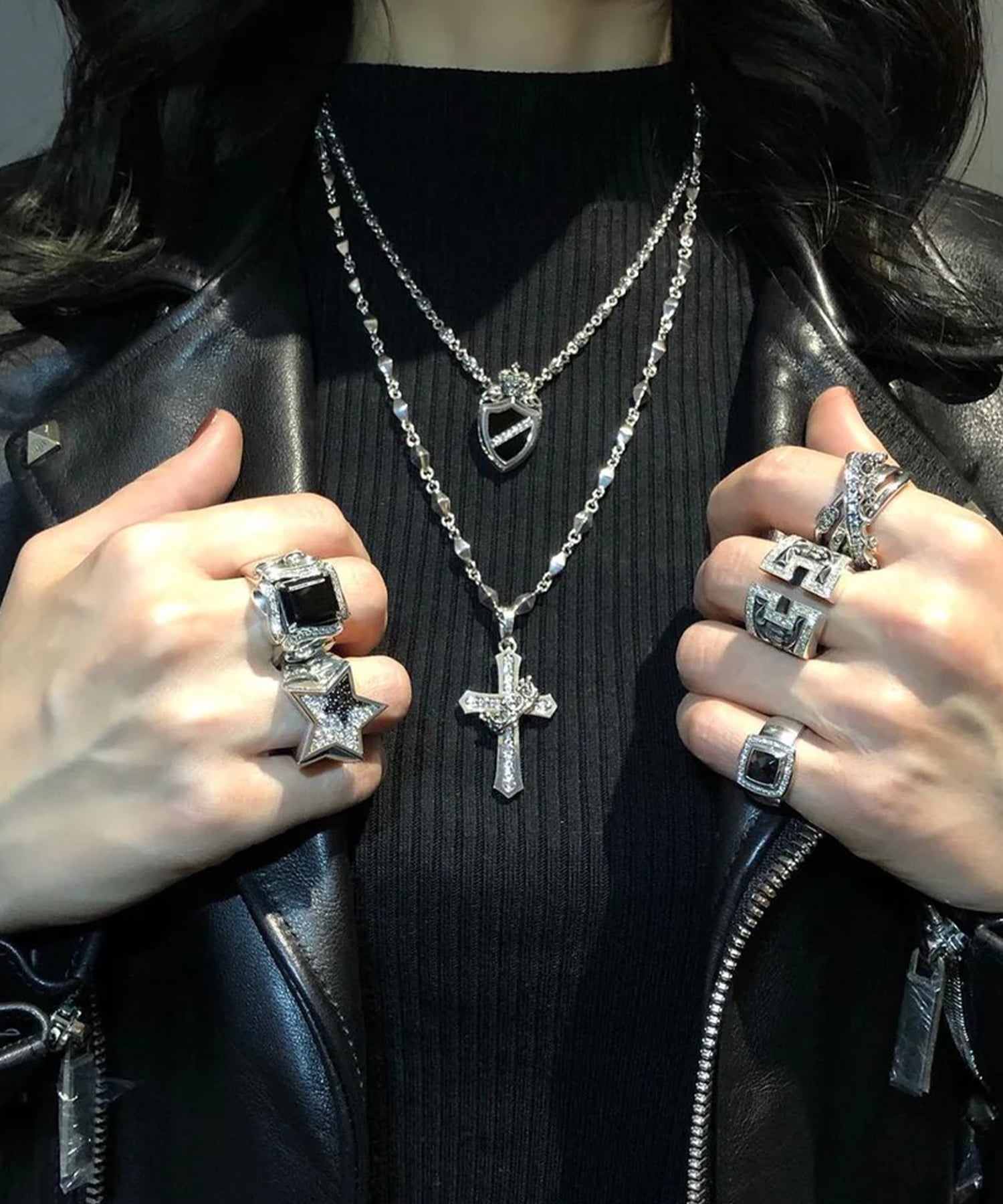 定価8.3万☆Justin Davis ジルコニア装飾クロスネックレス（ブラック