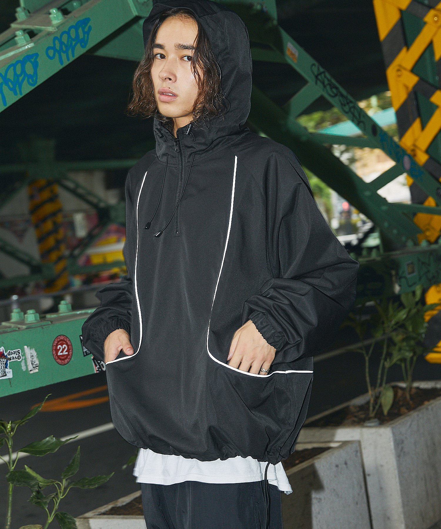 THE CASUAL｜ハーフジップパイピングリフレクションテックジャケット