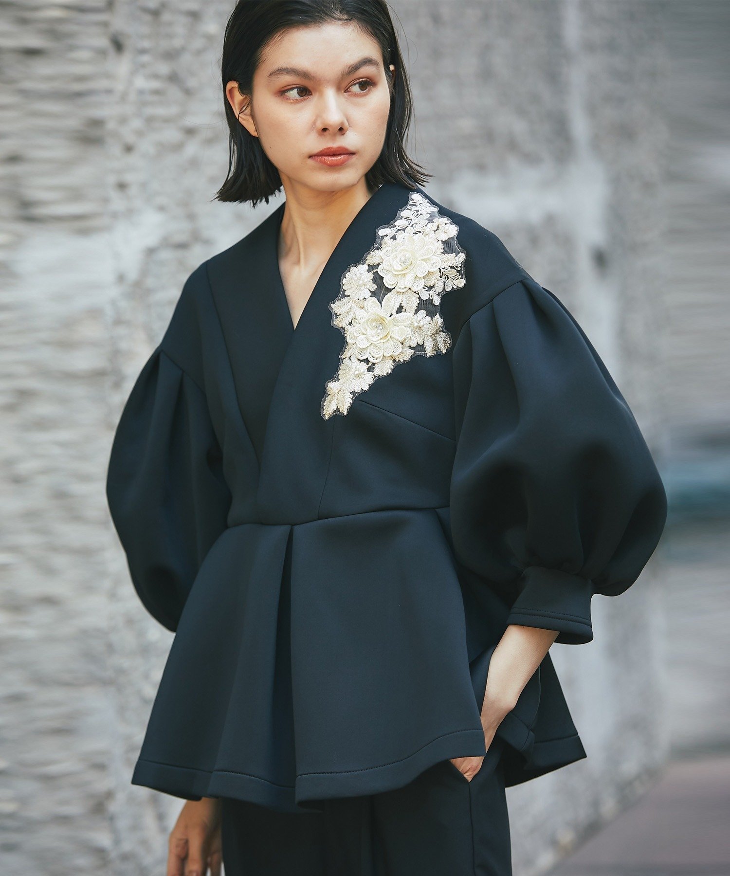 SMILE ORCHID｜花刺繍モチーフ付きペプラムトップス&テーパードパンツ