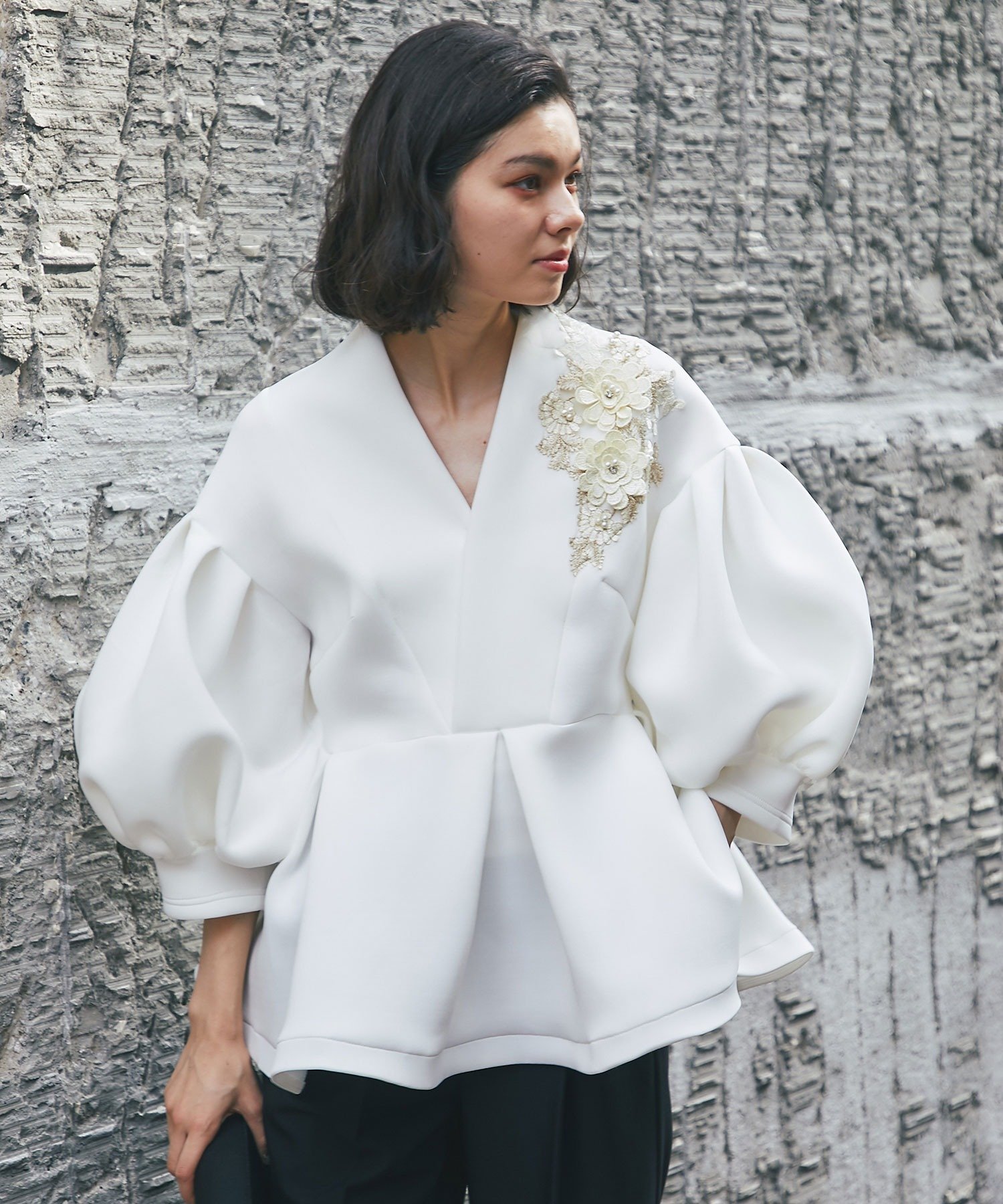 SMILE ORCHID｜花刺繍モチーフ付きペプラムトップス&テーパードパンツ