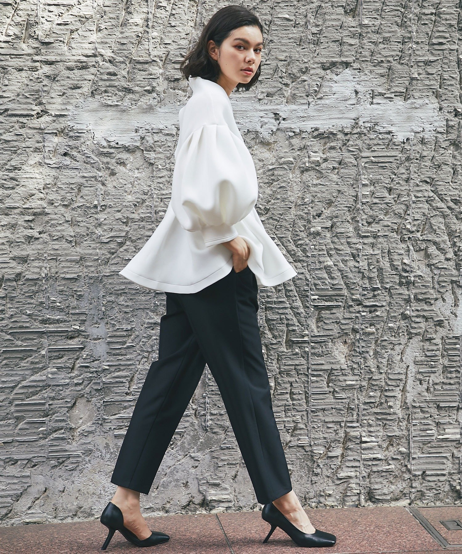 SMILE ORCHID｜花刺繍モチーフ付きペプラムトップス&テーパードパンツ