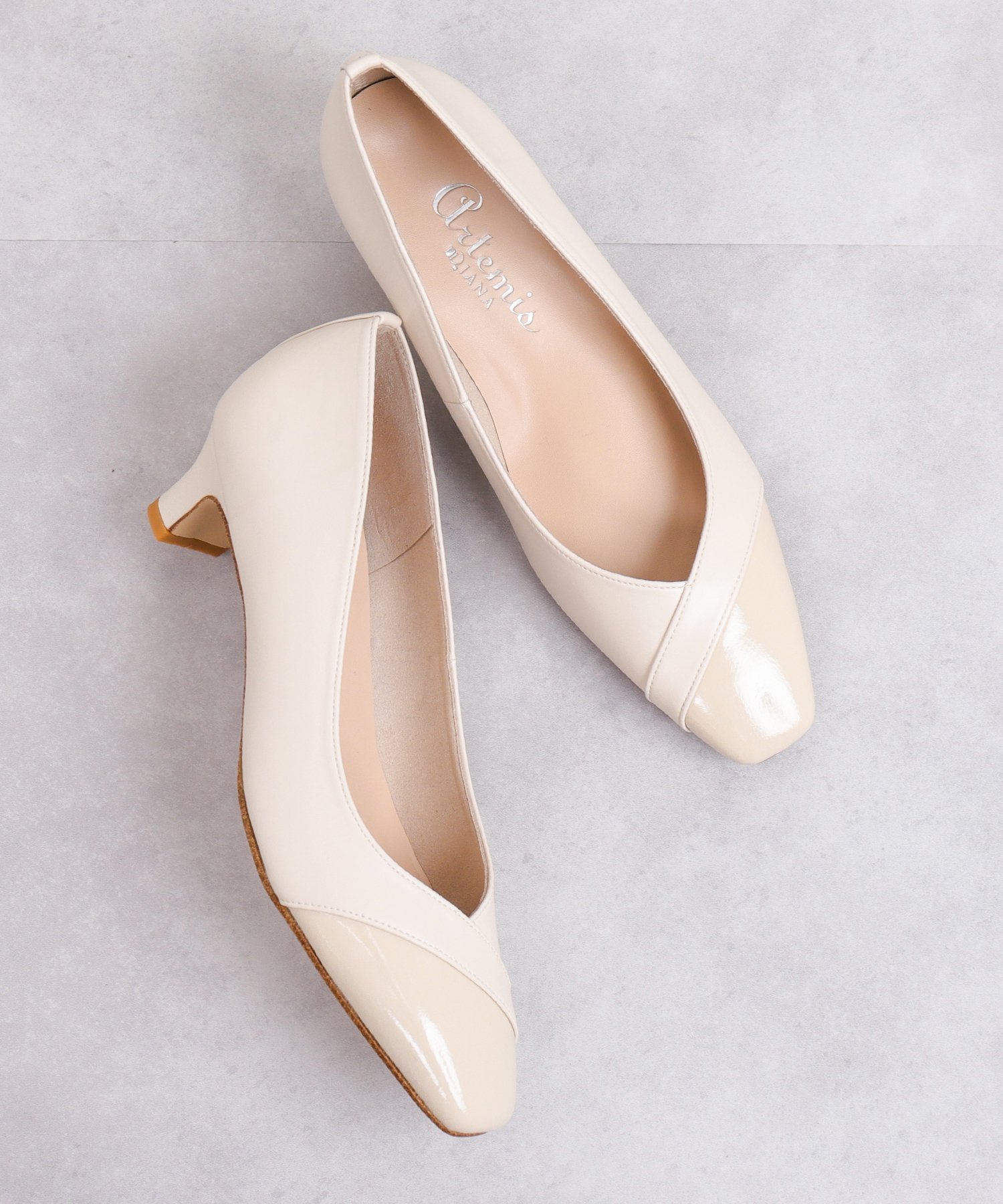 artemis by DIANA｜スクエアトゥ エナメル切り替えデザインパンプス