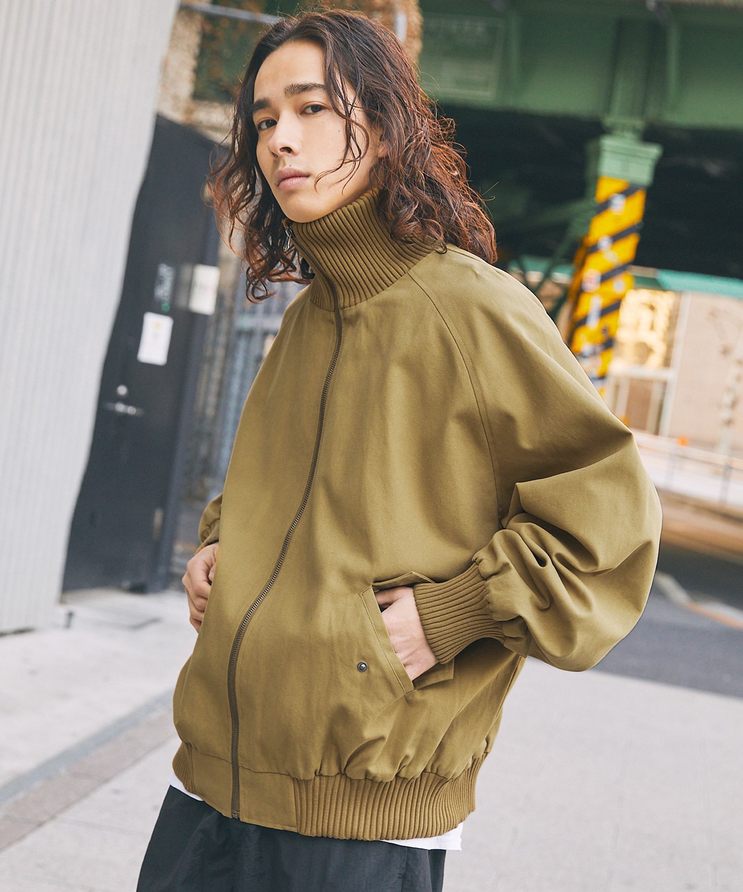 THE CASUAL｜オーバーサイズリブハイネック シンセティックレザー