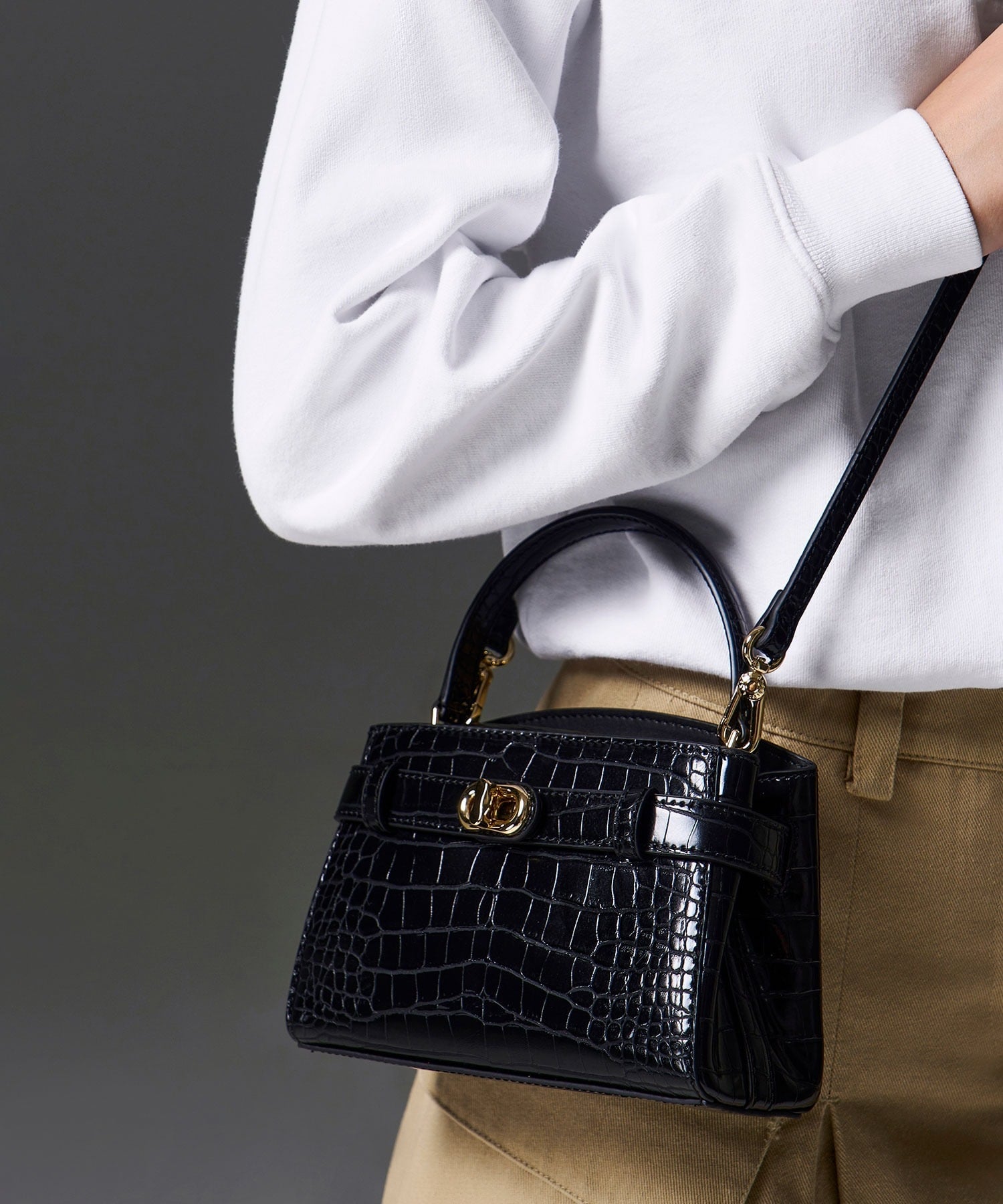 CHARLES & KEITH｜Aubrielle オブリエル クロックエフェクトトップ