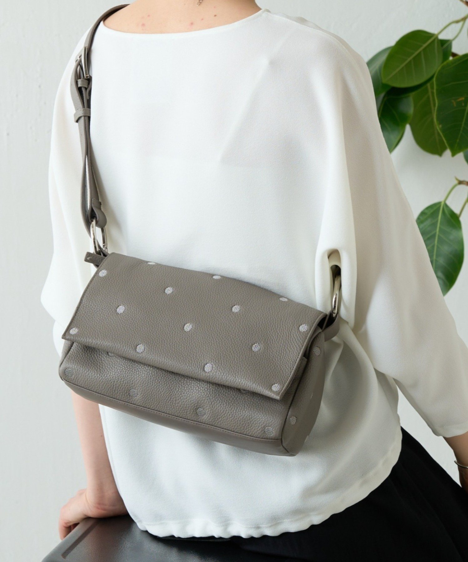 BEARDSLEY｜《本革》ドットボディバッグ | Rakuten Fashion(楽天