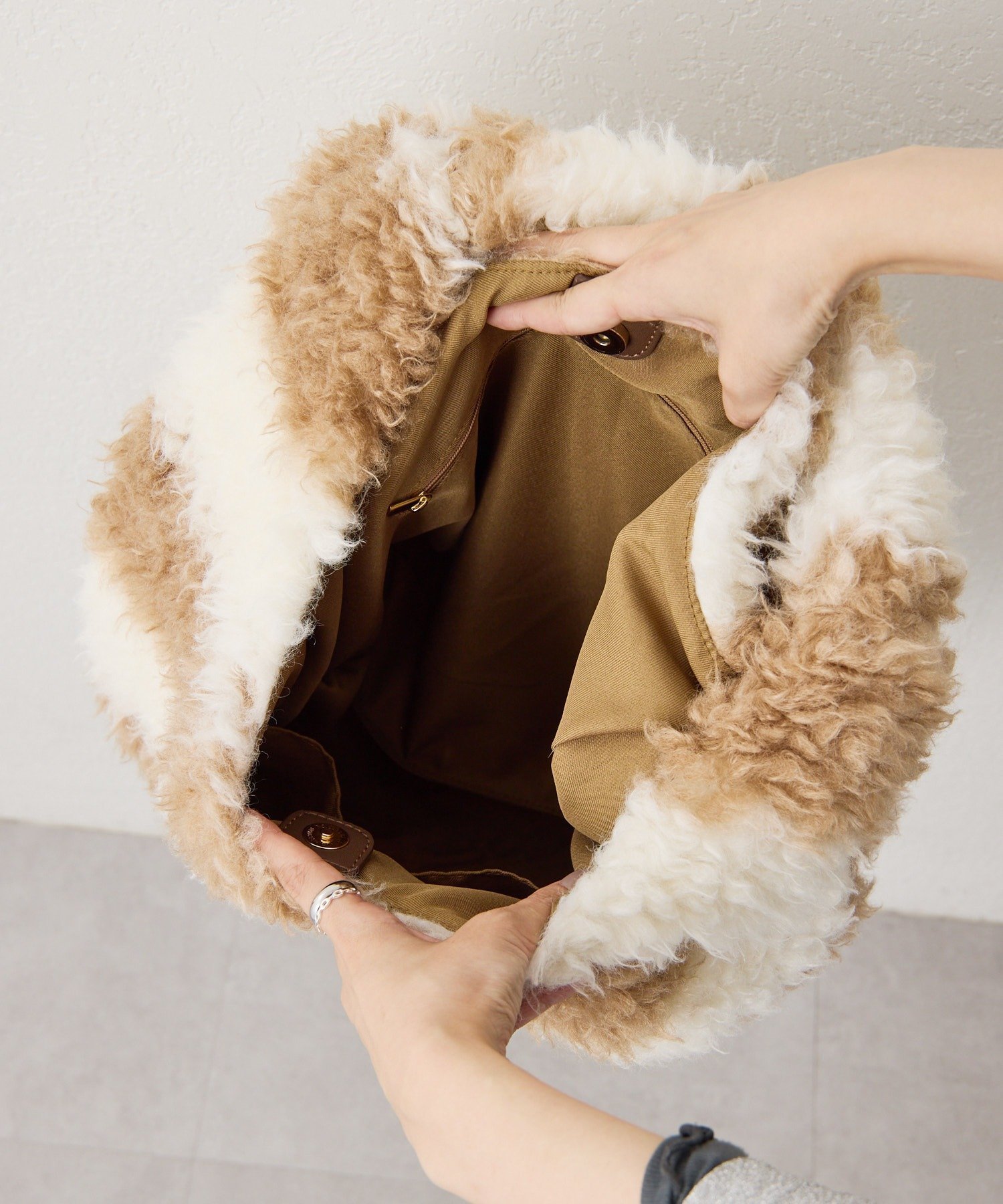 ear PAPILLONNER｜《A4サイズ対応》もこもこファーバッグ | Rakuten