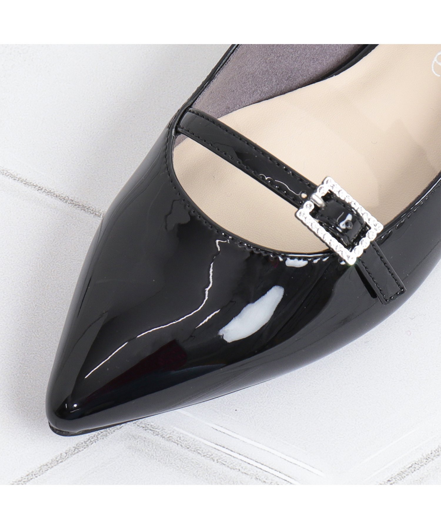 artemis by DIANA｜ビジューバックルストラップ ポインテッドトゥ