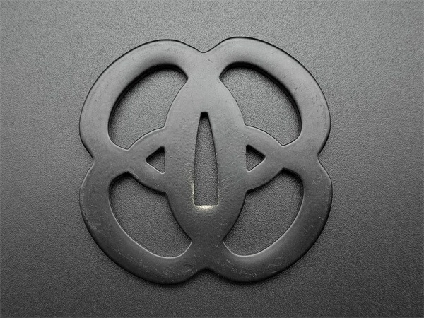 楽天市場】刀鍔 花の図 鉄地 透かし 日本刀装具 鍔 つば ツバ 刀の鍔