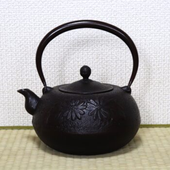 楽天市場】南部鉄器 鉄瓶 菊 1.6L 日本製 金気止め 南部鉄瓶 大容量