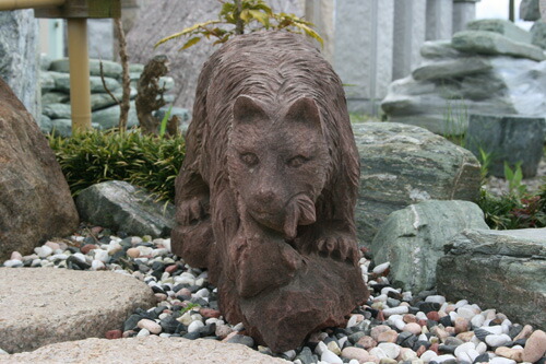 楽天市場】【送料無料】【新商品】魚をくわえたクマの石彫刻品です