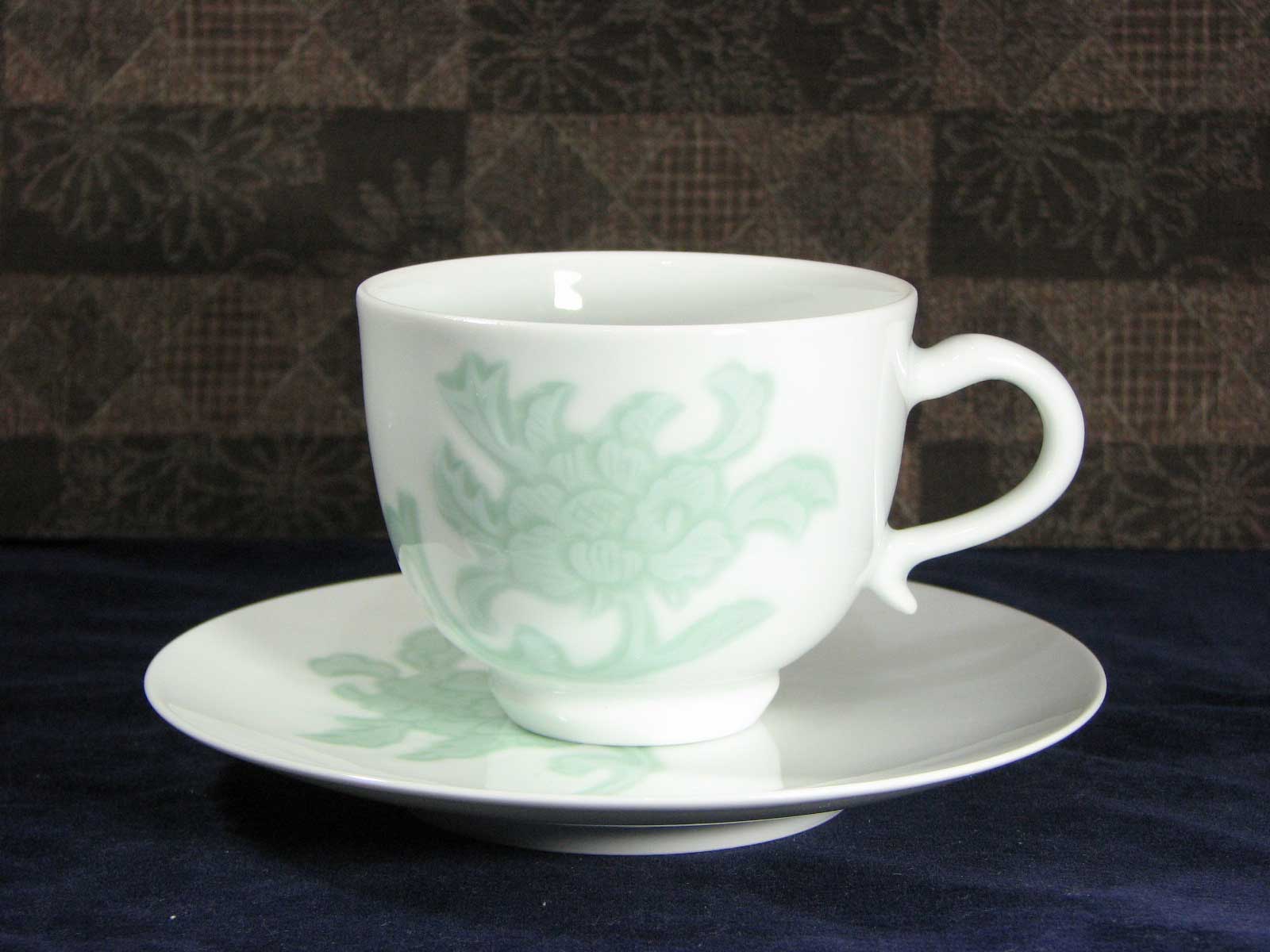 人間国宝 井上萬二 白磁緑釉牡丹彫文菓子鉢 r54 井上萬