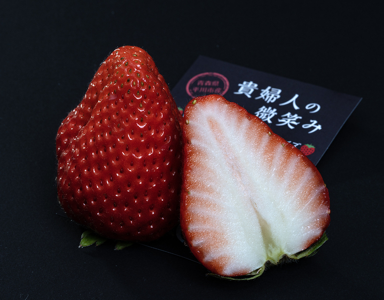 松田さんの「貴婦人の微笑み」青森県産いちご 約400g（9〜15粒）化粧箱