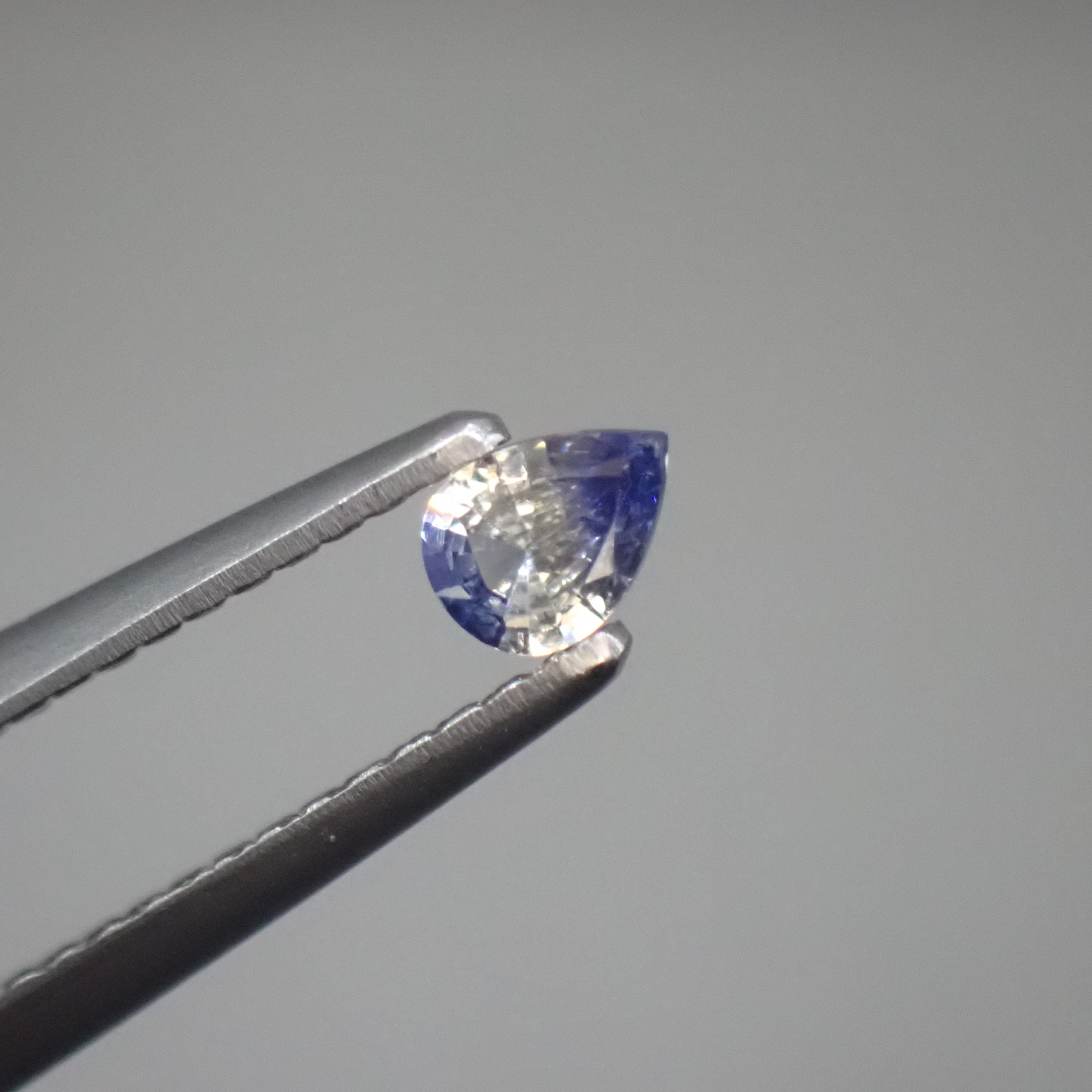 Vividな蛍光反応も楽しめる☆月と海を思わせるバイカラーサファイア