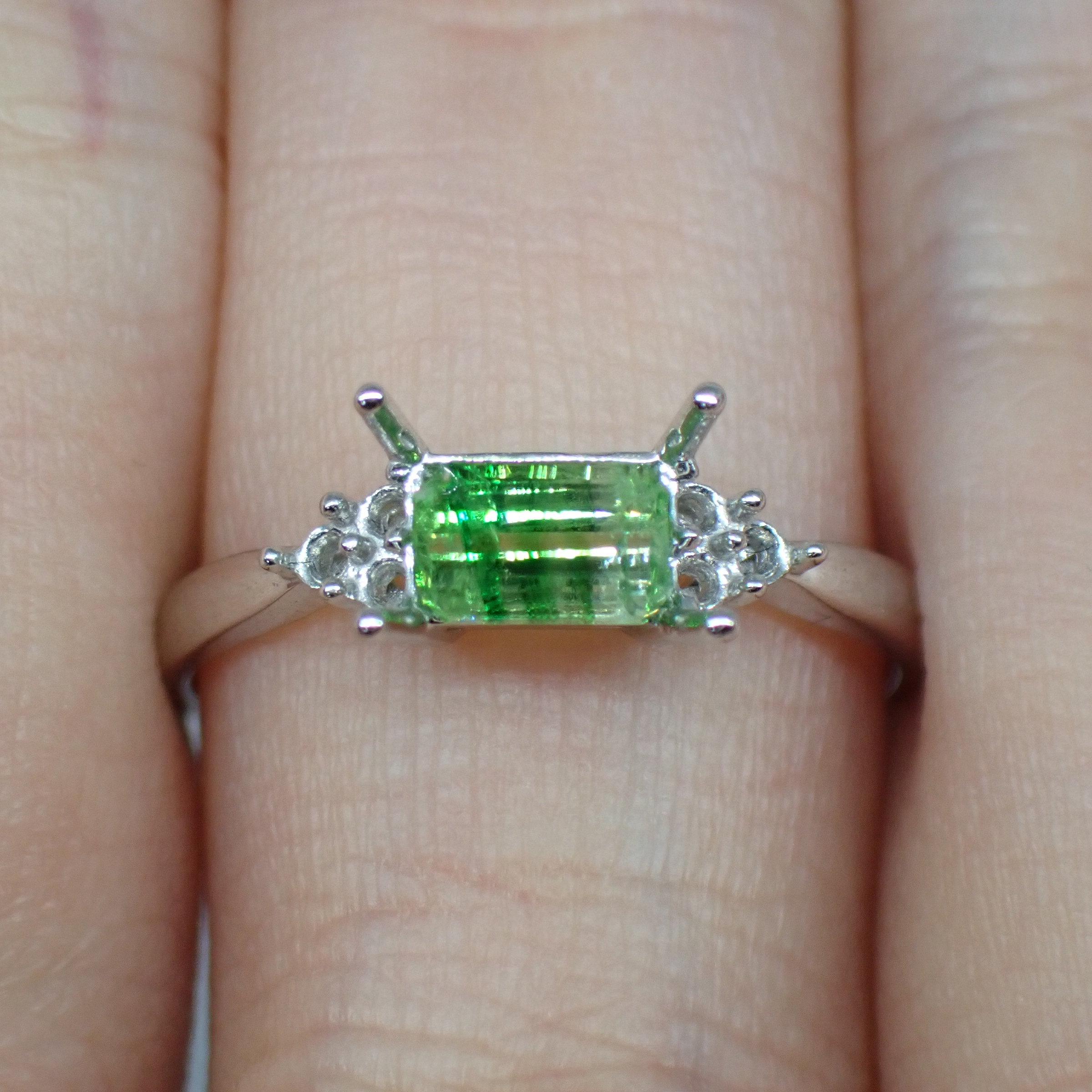 爽やかな彩りとまばゆい輝き☆フレッシュグリーンが魅力のバイカラー