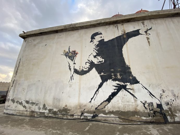 パレスチナ自治区・ベツレヘムのバンクシー『花束を投げる青年』を歩い