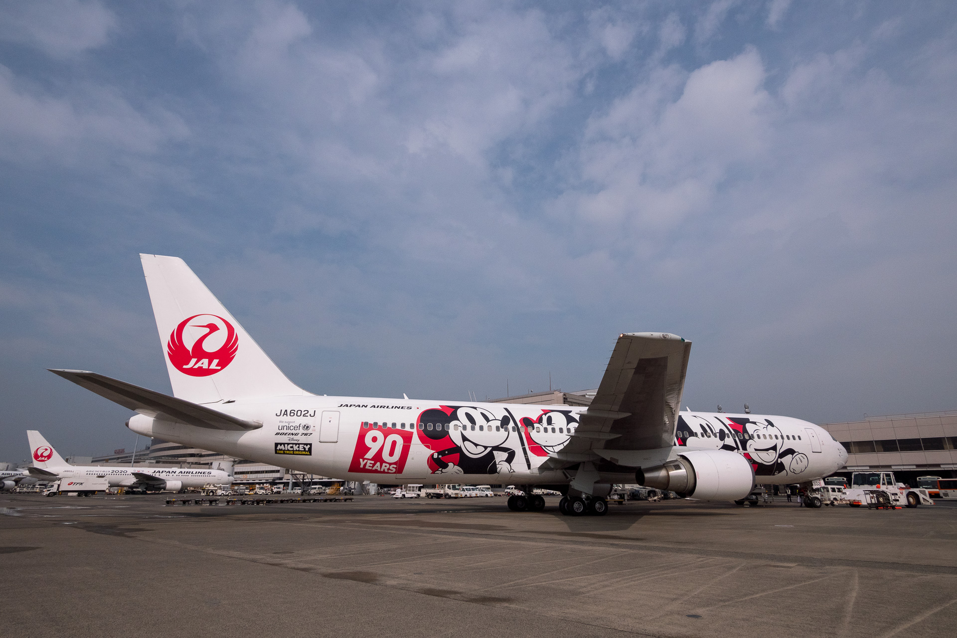 90周年のミッキーマウスが9つの表情を見せる特別塗装機「JAL DREAM