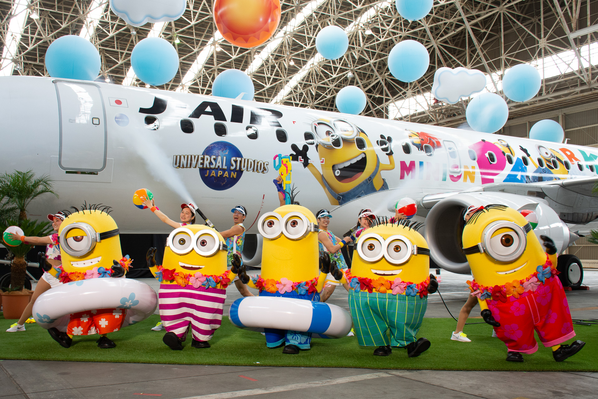 JAL ミニオンジェット2」就航式典でミニオンたちが大騒ぎ！ USJ年間