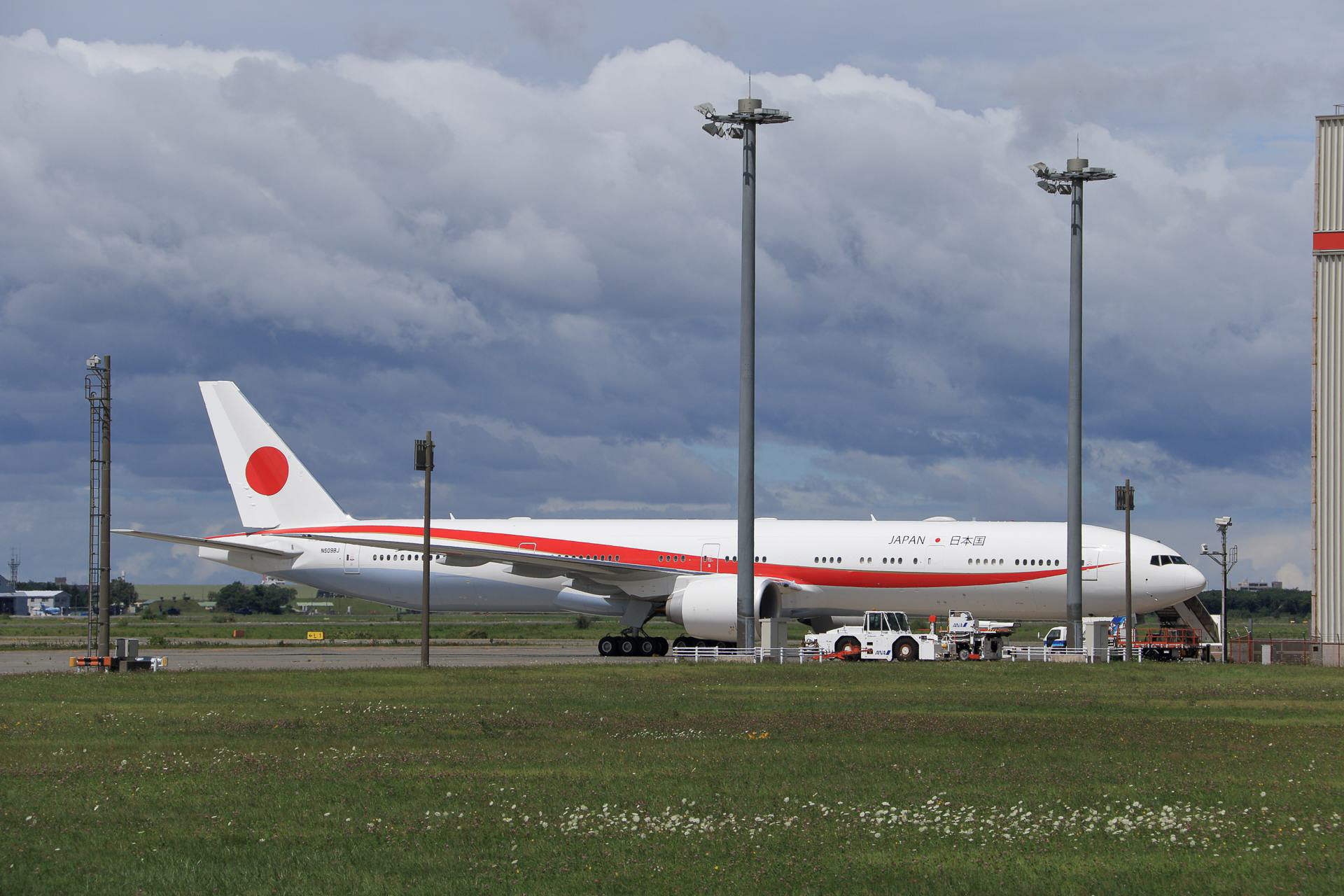 新しい政府専用機ボーイング 777-300ERが新千歳空港に初飛来 航空