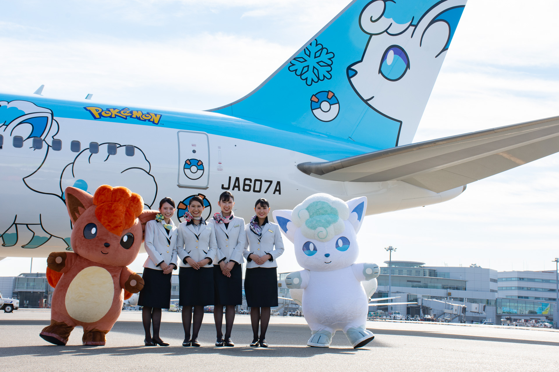 AIR DOのロコンジェット、機内を公開。きつねポケモンが北海道旅を