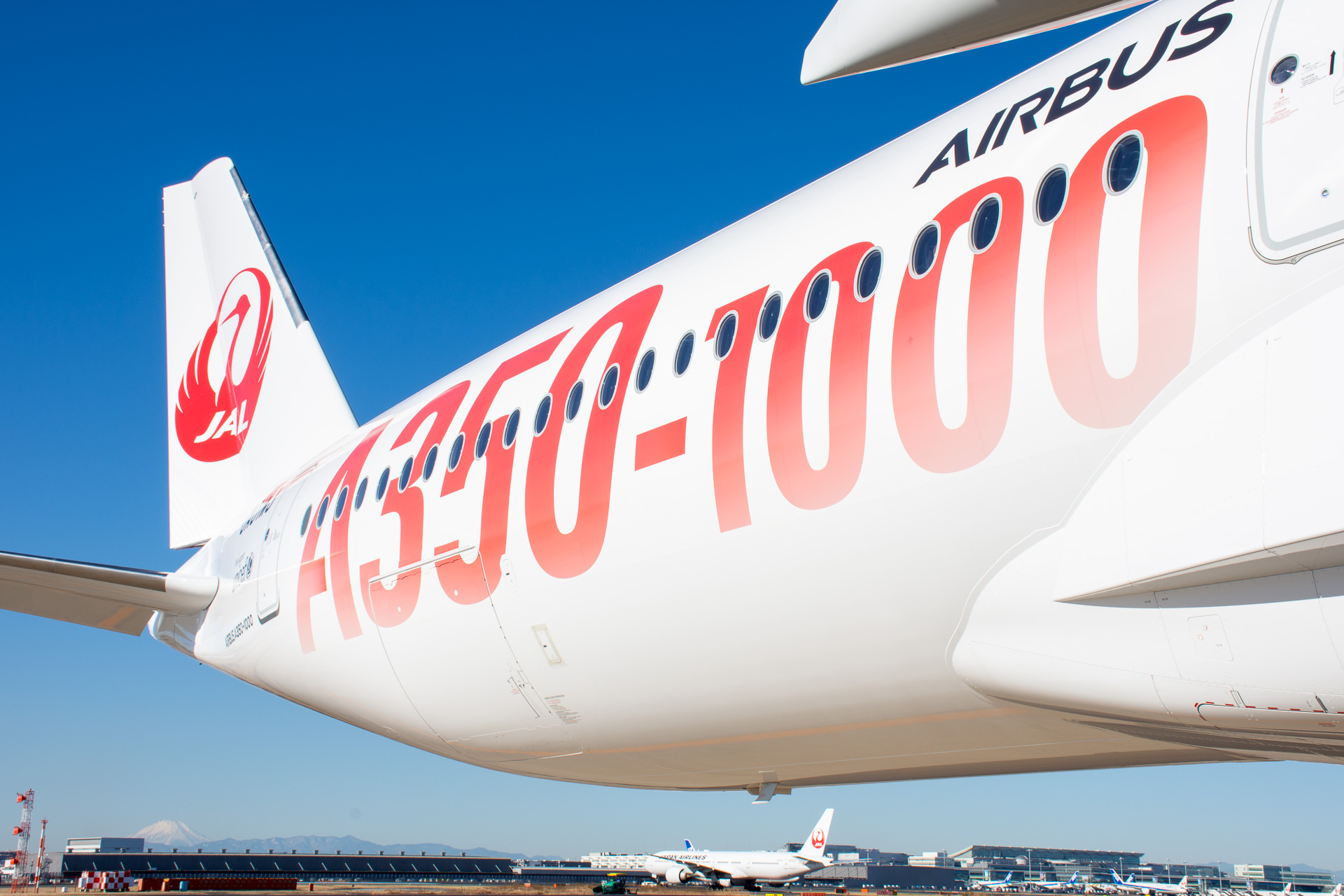JALの新型機A350-1000、初号機に赤いロゴ施す - トラベル Watch