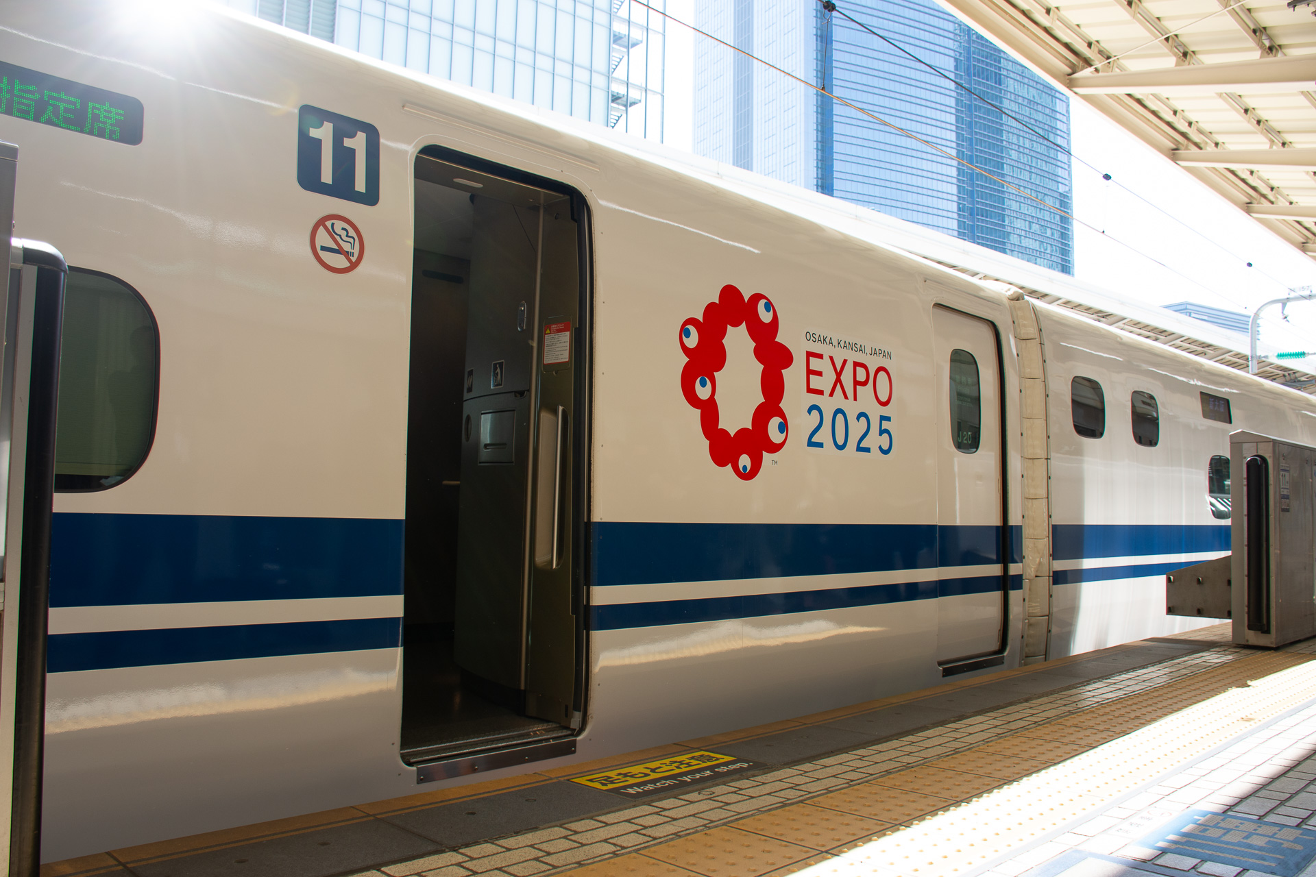 ミャクミャクの新幹線!? 大阪・関西万博開幕1年前でEXPOラッピングの