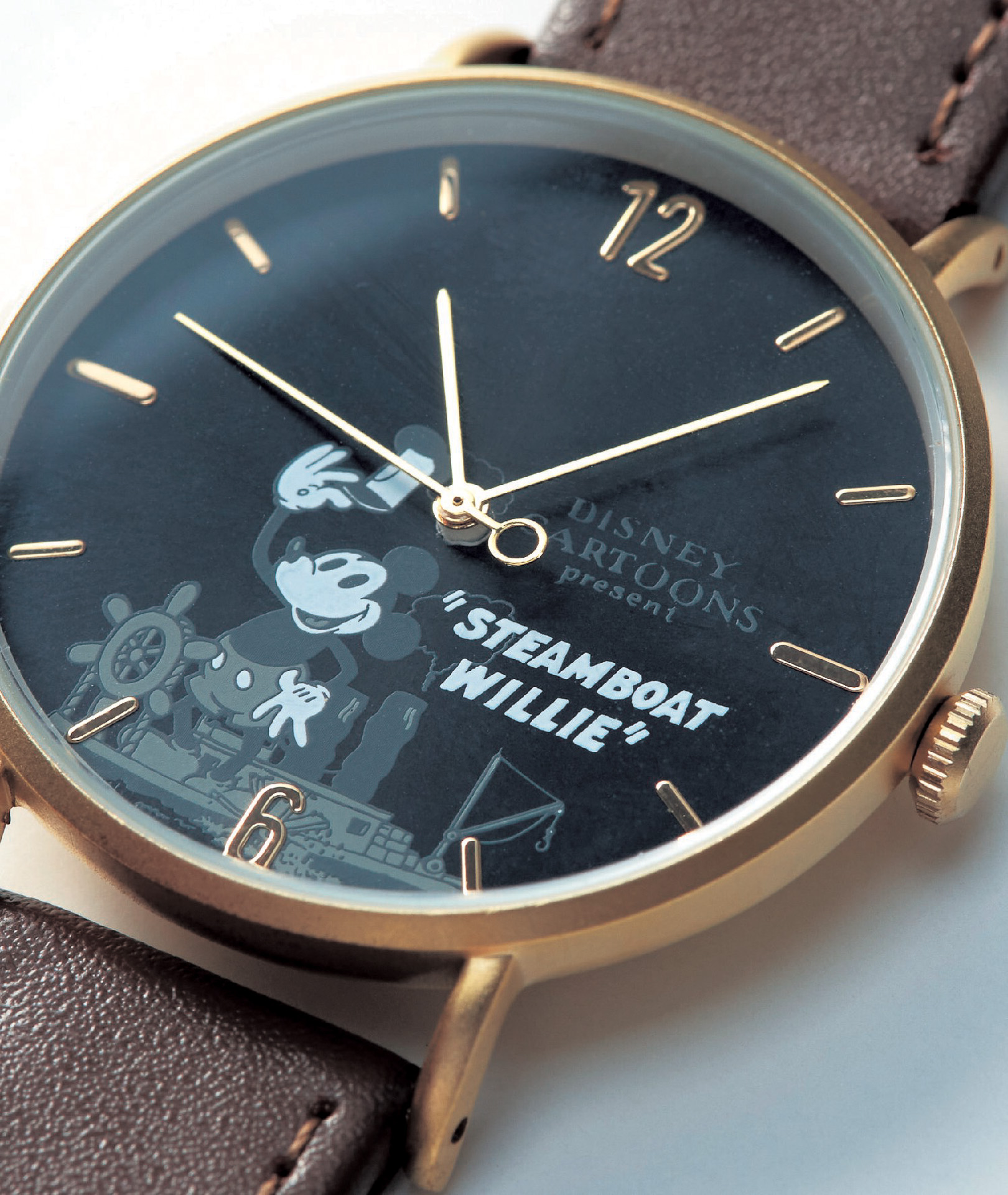 ディズニー100周年を祝う「蒸気船ウィリー」限定ウォッチ。本革ベルト