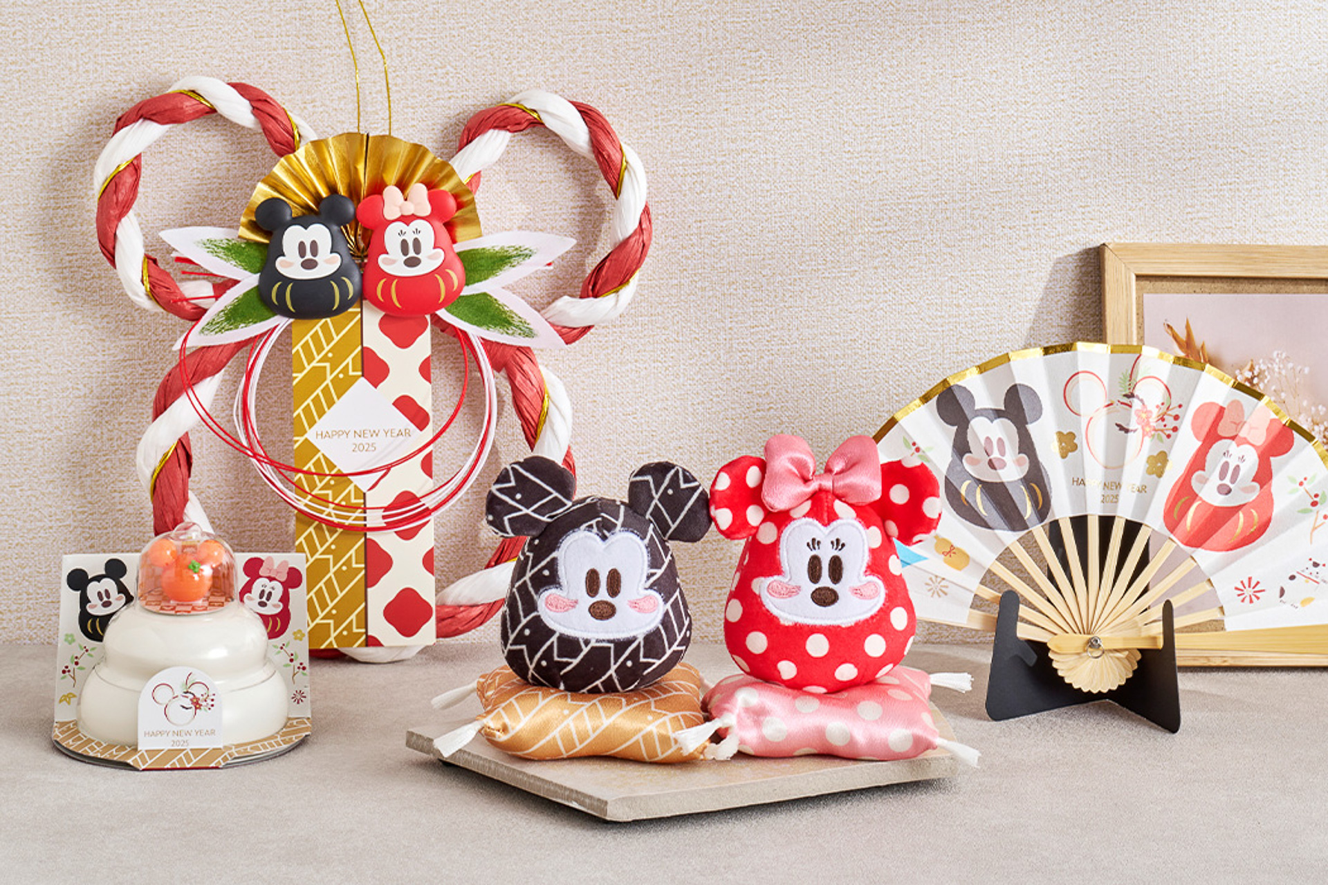 今年も“だるまミッキー”がディズニーストアに登場！ しめ飾りに門松