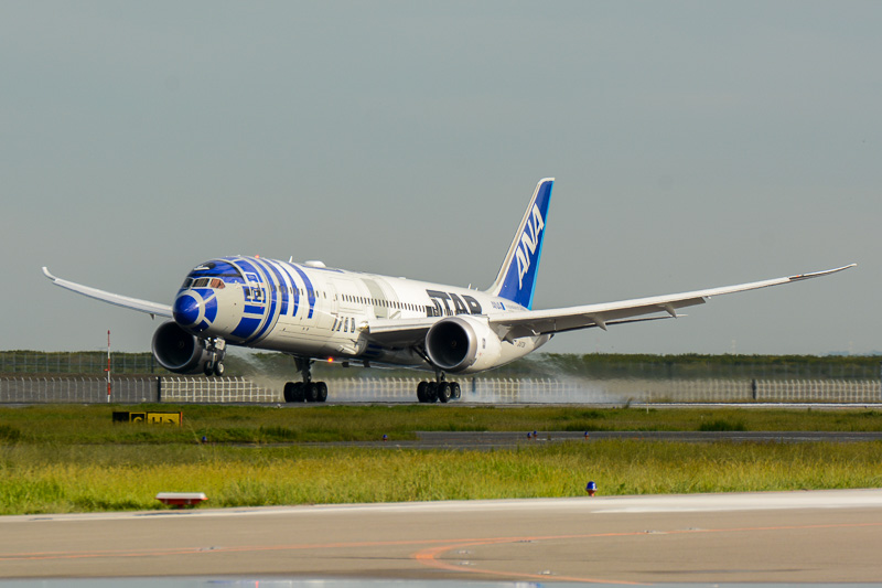 ANAのスター・ウォーズ特別塗装機「R2-D2 ANA JET」が10月2日に日本