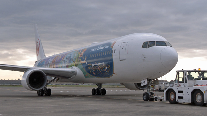 ファンタジースプリングス」をテーマにしたJALのディズニー特別塗装機