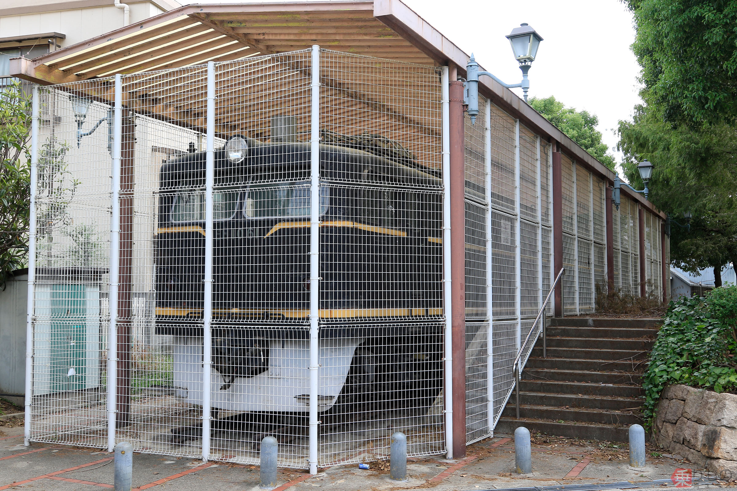 大阪の公園で保存中の国鉄「マンモス」電気機関車 1両なのに「2両」の