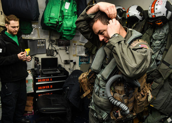 戦闘機パイロットはいかに強烈な「G」と戦う？ ジェット戦闘機のネック