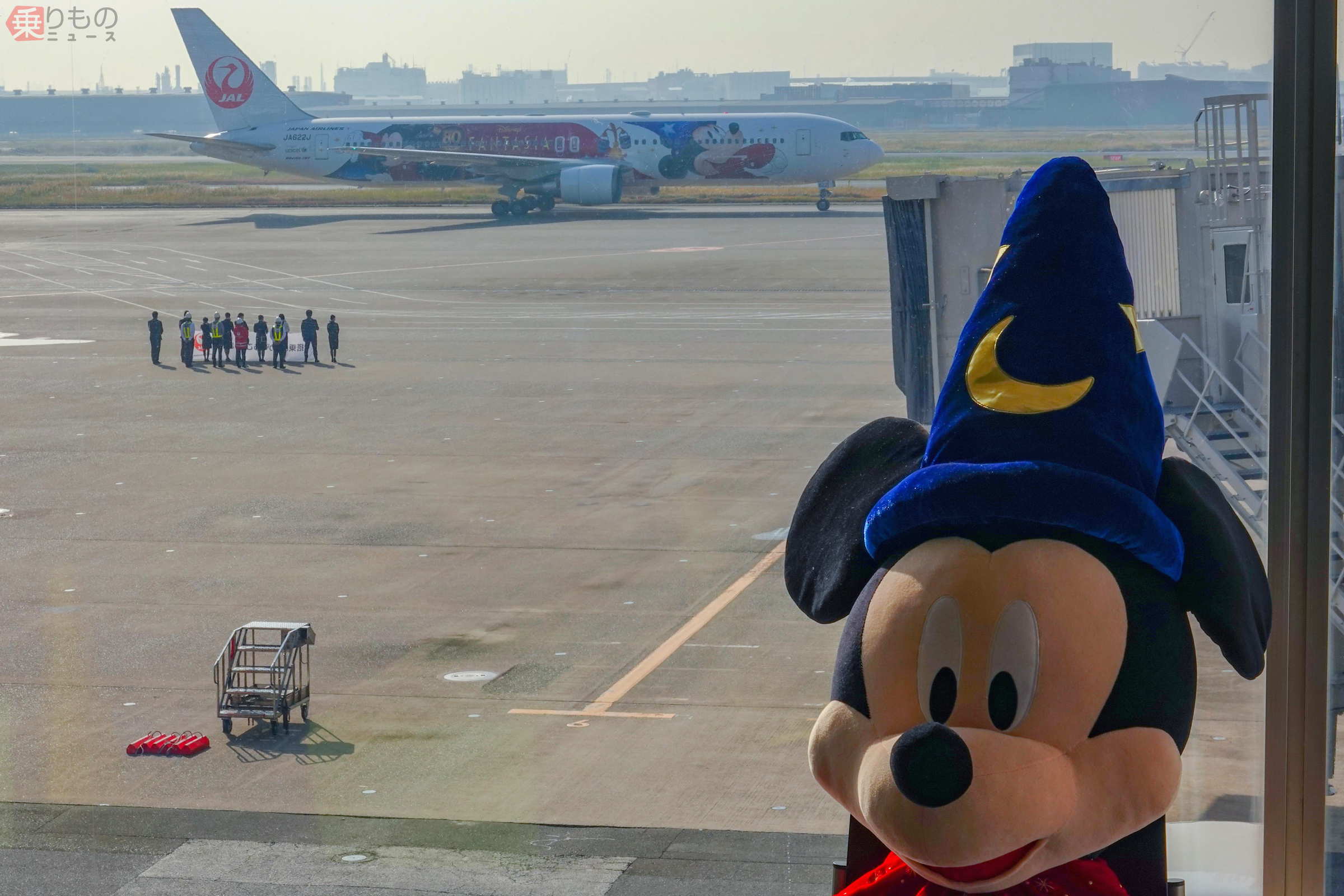 まるで「羽田ディズニーランド」!? JAL新「ディズニー特別塗装機」に