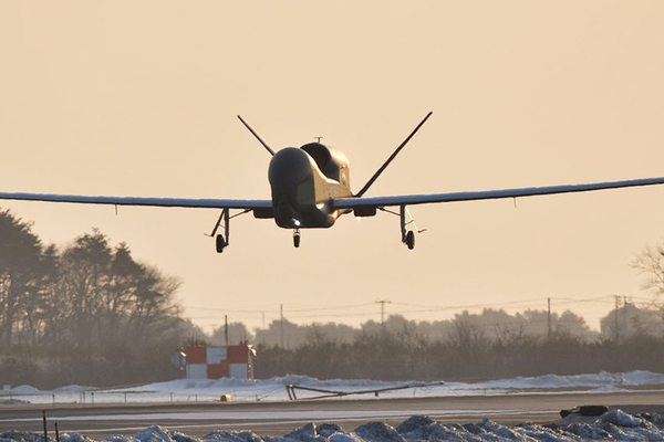 遂に来た！ 自衛隊向け無人偵察機「グローバルホーク」1番機 青森三沢