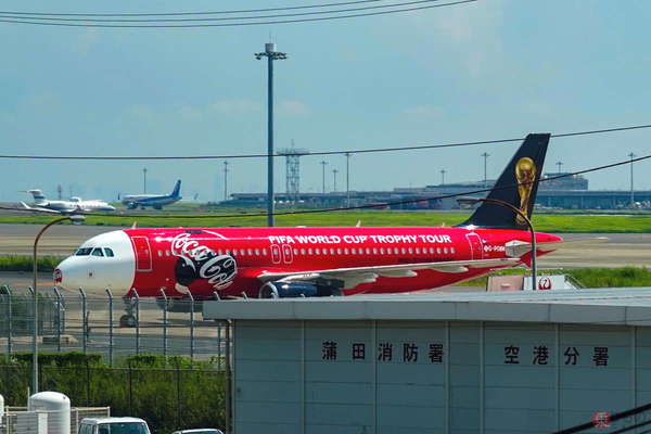 画像ギャラリー | 鼻先に「コカ・コーラ」ロゴ!! あまりに「コーラ